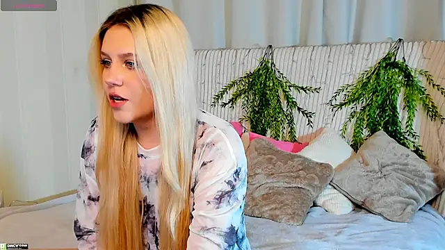 Snapshot of Malisha_kiss chatting on 10/25/25, 09:28 Malisha kiss online show from 10/25/25, 09:28