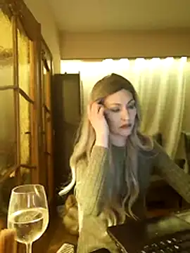 Snapshot of ShyGirlV chatting on 12/15/25, 04:44 ShyGirlV online show from 12/15/25, 04:44