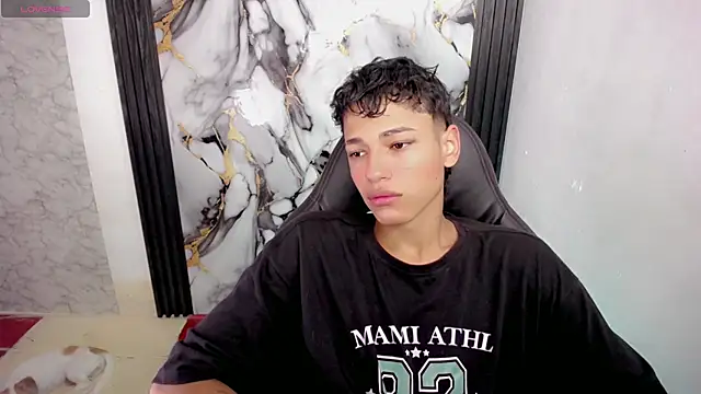 Snapshot of Im_david02 chatting on 12/01/25, 01:05 Im david02 online show from 12/01/25, 01:05