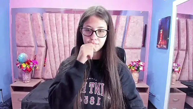 Snapshot of sarah_sweett_ chatting on 10/14/25, 01:23 sarah sweett online show from 10/14/25, 01:23