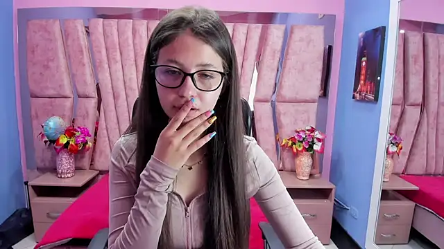 Snapshot of sarah_sweett_ chatting on 10/28/25, 02:31 sarah sweett online show from 10/28/25, 02:31