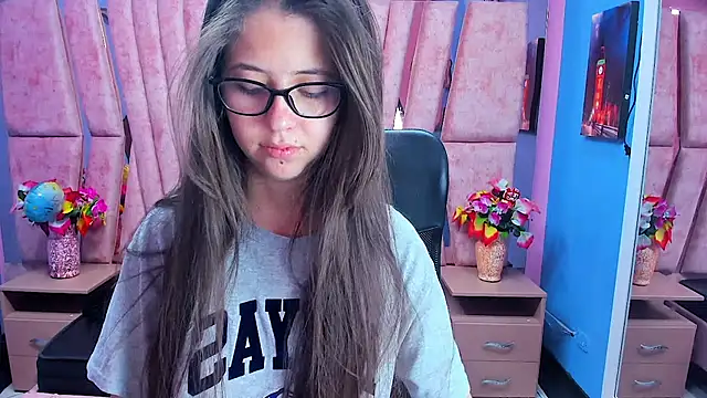 Snapshot of sarah_sweett_ chatting on 02/14/26, 02:58 sarah sweett online show from 02/14/26, 02:58