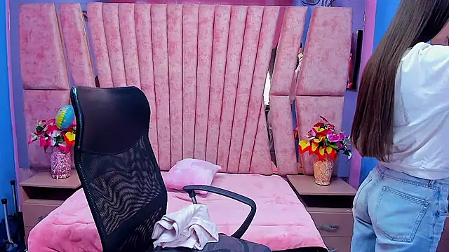 Snapshot of sarah_sweett_ chatting on 02/18/26, 02:46 sarah sweett online show from 02/18/26, 02:46