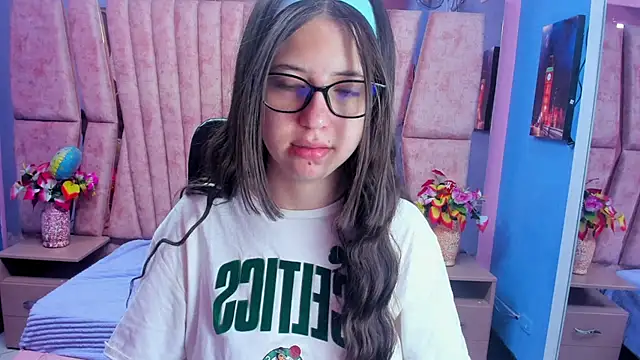 Snapshot of sarah_sweett_ chatting on 02/26/26, 01:43 sarah sweett online show from 02/26/26, 01:43