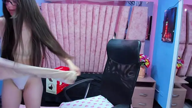 Snapshot of sarah_sweett_ chatting on 03/19/26, 02:10 sarah sweett online show from 03/19/26, 02:10