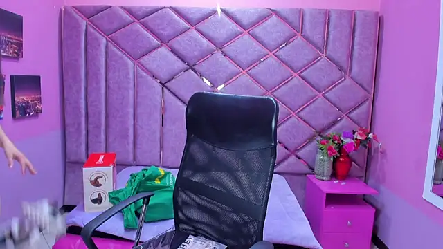 Snapshot of sarah_sweett_ chatting on 04/09/26, 02:55 sarah sweett online show from 04/09/26, 02:55