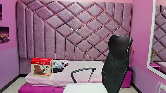 Snapshot of sarah_sweett_ chatting on 04/14/26, 02:56 sarah sweett online show from 04/14/26, 02:56