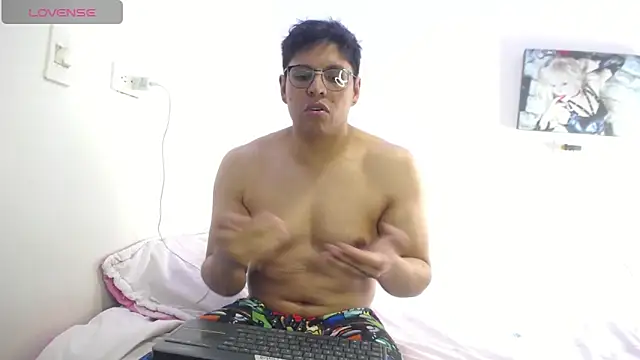 Snapshot of MikeandLindsay chatting on 10/11/25, 10:41 MikeandLindsay online show from 10/11/25, 10:41