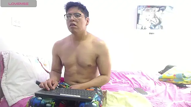 Snapshot of MikeandLindsay chatting on 10/14/25, 10:32 MikeandLindsay online show from 10/14/25, 10:32