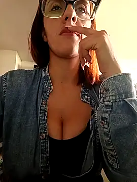 Snapshot of Jade_1-9 chatting on 12/16/25, 05:40 Jade 1-9 online show from 12/16/25, 05:40