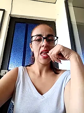 Snapshot of Jade_1-9 chatting on 12/19/25, 04:03 Jade 1-9 online show from 12/19/25, 04:03