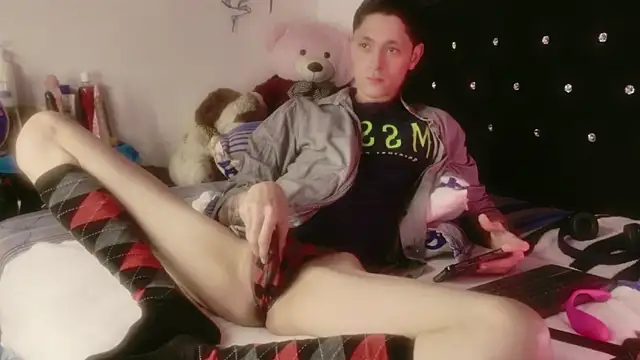 Snapshot of Tyler_cat chatting on 04/14/26, 08:20 Tyler cat online show from 04/14/26, 08:20