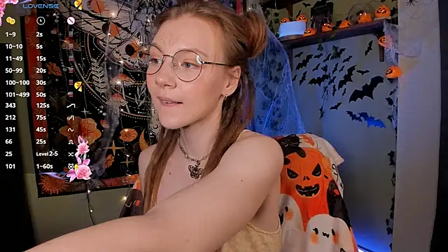 lyra thenymph online show from 10/30/25, 11:33