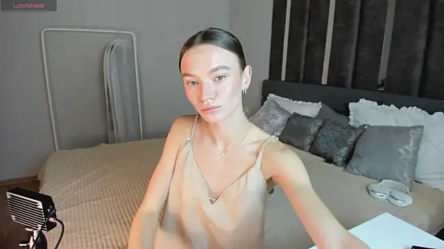 EvaToniz online show from 11/14/25, 01:04