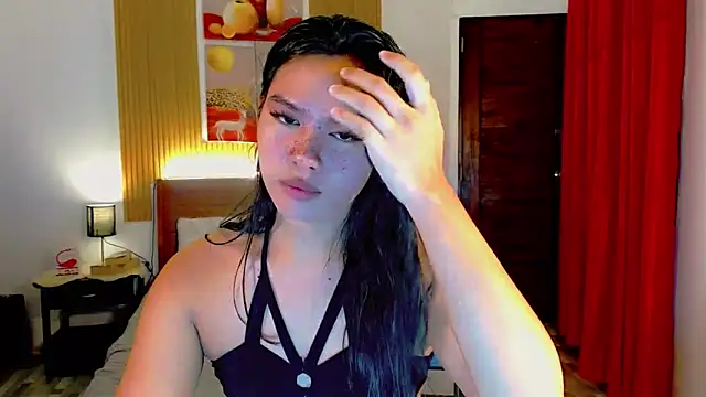 Snapshot of fallinLunaxX chatting on 10/08/25, 12:47 fallinLunaxX online show from 10/08/25, 12:47