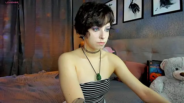 Snapshot of Sara_Frayer chatting on 10/28/25, 04:27 Sara Frayer online show from 10/28/25, 04:27