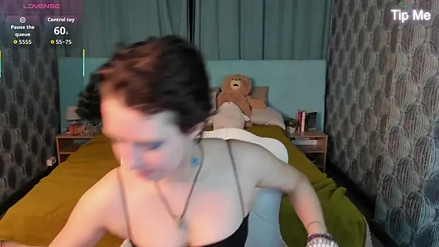 Snapshot of Sara_Frayer chatting on 12/19/25, 01:12 Sara Frayer online show from 12/19/25, 01:12