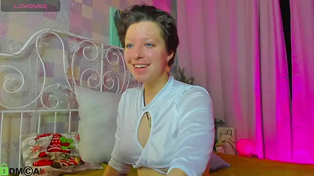 Snapshot of Sara_Frayer chatting on 12/20/25, 01:45 Sara Frayer online show from 12/20/25, 01:45