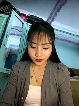 banlinh004 online show from 12/18/25, 02:12