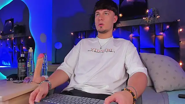 Snapshot of LiamThunder05_ chatting on 12/19/25, 07:54 LiamThunder05 online show from 12/19/25, 07:54