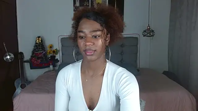 Snapshot of samara_roxx chatting on 11/21/25, 02:43 samara roxx online show from 11/21/25, 02:43