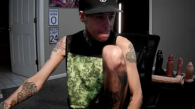 Snapshot of Michigan9000 chatting on 11/27/25, 01:07 Michigan9000 online show from 11/27/25, 01:07