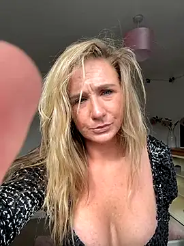 MimiMaee online show from 10/09/25, 11:41