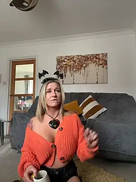 MimiMaee online show from 10/14/25, 01:01