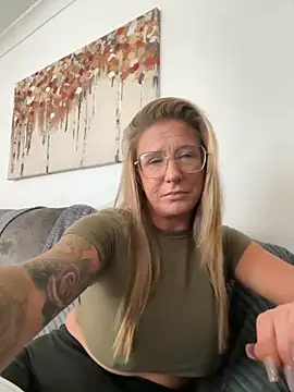 MimiMaee online show from 10/22/25, 12:38