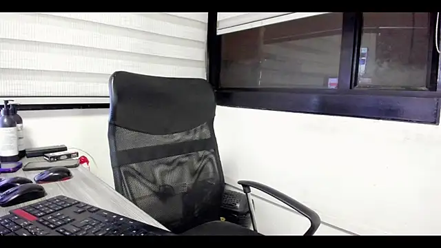 Xander Taylor  online show from 10/24/25, 05:04