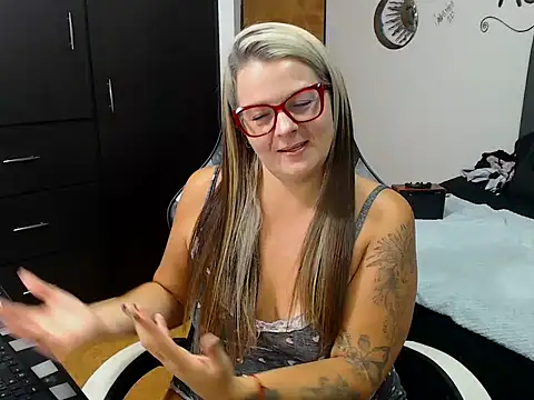 perlagoloza05 online show from 10/15/25, 03:28