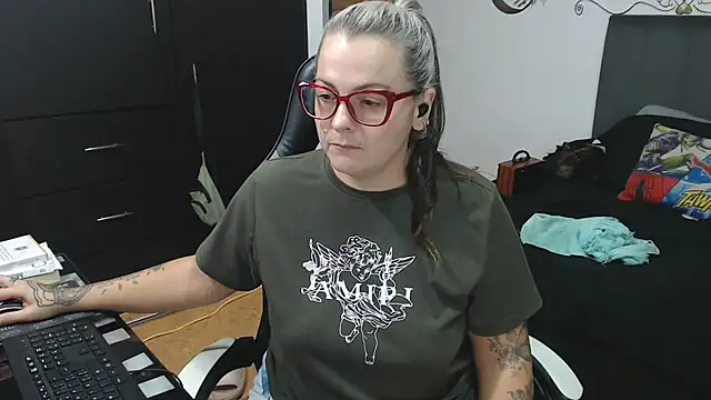 perlagoloza05 online show from 10/30/25, 03:19