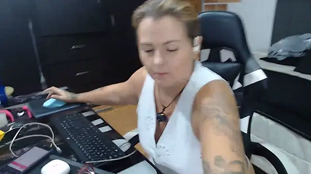 Snapshot of perlagoloza05 chatting on 06/21/26, 02:14 perlagoloza05 online show from 06/21/26, 02:14