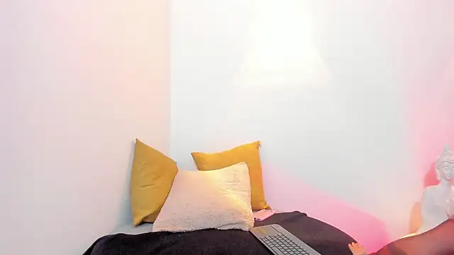 Snapshot of ZammyRossee chatting on 10/12/25, 03:27 ZammyRossee online show from 10/12/25, 03:27