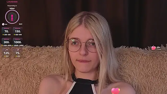 Snapshot of MonicaShiny chatting on 10/20/25, 06:41 MonicaShiny online show from 10/20/25, 06:41