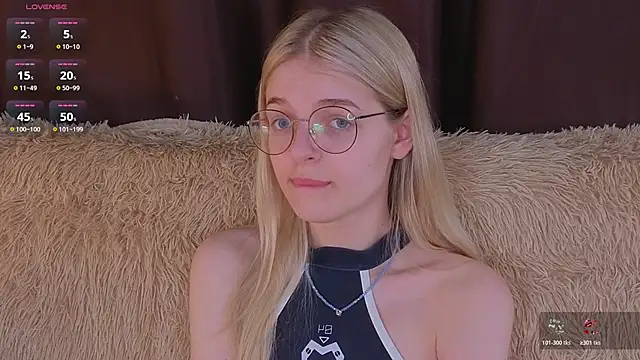 Snapshot of MonicaShiny chatting on 10/23/25, 05:44 MonicaShiny online show from 10/23/25, 05:44