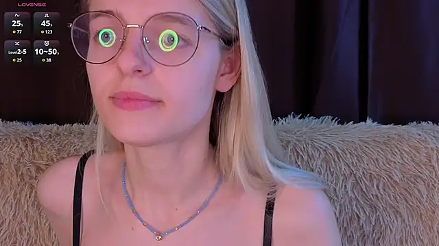 Snapshot of MonicaShiny chatting on 12/01/25, 09:42 MonicaShiny online show from 12/01/25, 09:42