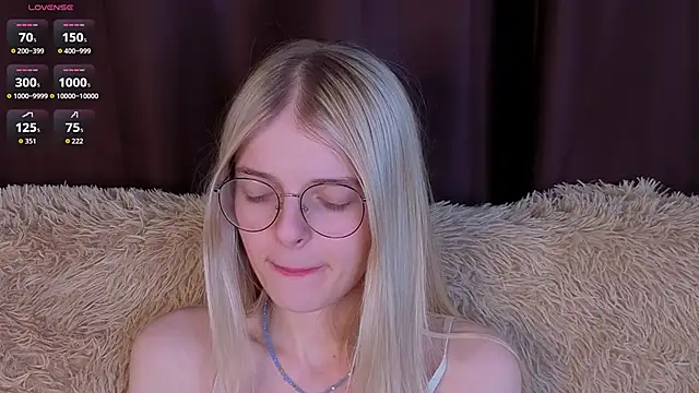 Snapshot of MonicaShiny chatting on 12/05/25, 09:00 MonicaShiny online show from 12/05/25, 09:00