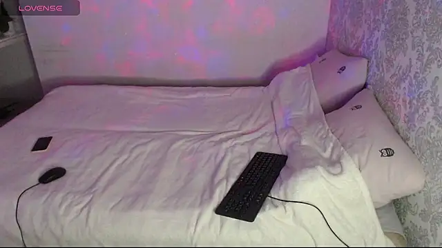 Snapshot of LilleLille chatting on 10/08/25, 03:48 LilleLille online show from 10/08/25, 03:48