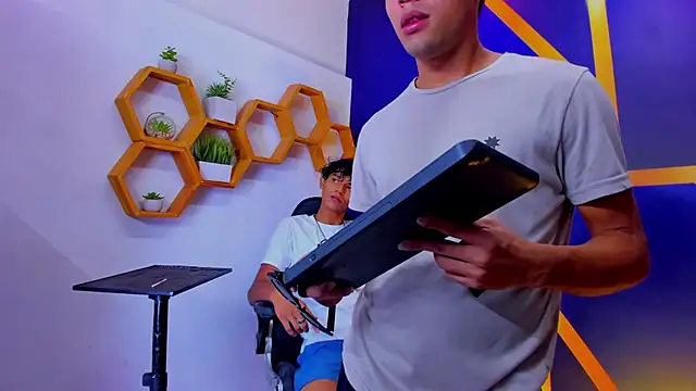 Play boys Hot2 online show from 10/15/25, 12:38