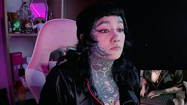 Snapshot of persefoneunderworld666 chatting on 10/10/25, 01:43 persefoneunderworld666 online show from 10/10/25, 01:43