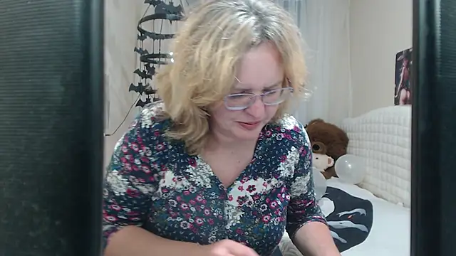Snapshot of VestaWoody chatting on 10/12/25, 12:04 VestaWoody online show from 10/12/25, 12:04