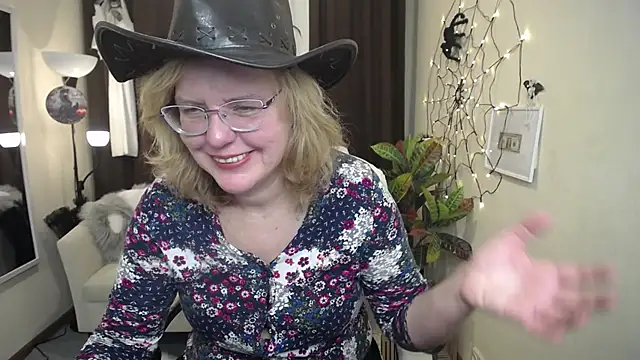 Snapshot of VestaWoody chatting on 10/27/25, 07:01 VestaWoody online show from 10/27/25, 07:01