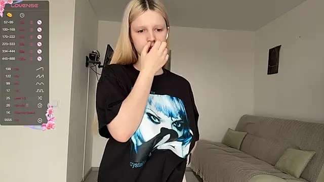 Snapshot of GilySuper chatting on 04/23/26, 09:30 GilySuper online show from 04/23/26, 09:30