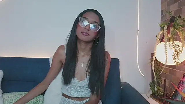 Snapshot of luna_valen chatting on 03/17/26, 05:11 luna valen online show from 03/17/26, 05:11