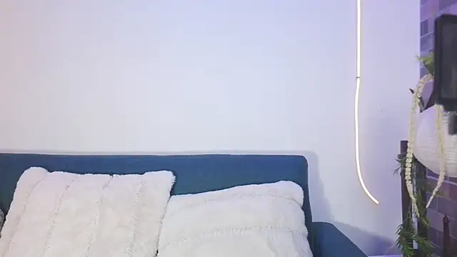 Snapshot of luna_valen chatting on 04/21/26, 04:30 luna valen online show from 04/21/26, 04:30