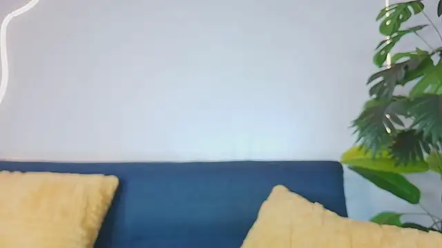 Snapshot of luna_valen chatting on 05/27/26, 04:09 luna valen online show from 05/27/26, 04:09