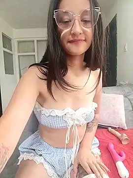 Snapshot of Ana_Monrrow2 chatting on 10/27/25, 04:11 Ana Monrrow2 online show from 10/27/25, 04:11