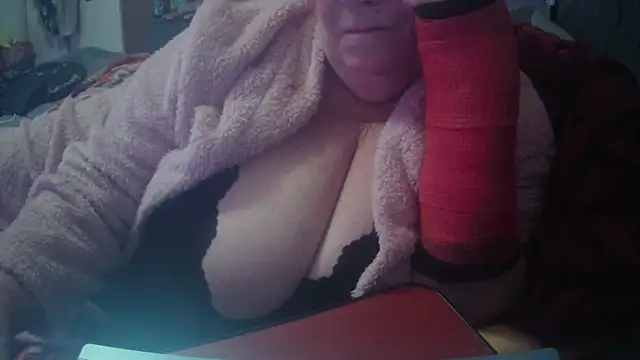 Playful MILF Demi online show from 10/18/25, 12:57