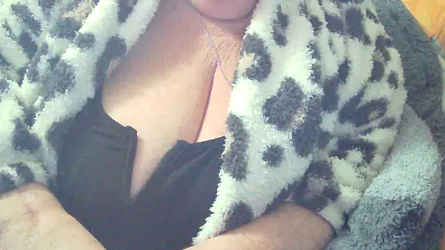 Playful MILF Demi online show from 12/16/25, 07:52